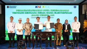 Penandatanganan-nota-kesepahaman-ini-dilakukan-oleh-Direktur-Utama-PLN-dan-KAI.jpg