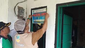 Penempelan-stiker-Keluarga-Miskin-di-Kepahiang.jpg