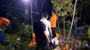 Petugas-Inafis-Polresta-Tasikmalaya-dan-Polsek-Pagerageung-mengevakuasi-mayat-perempuan.jpg
