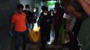 Petugas-dokpol-mengangkat-mayat-yang-ditemukan-di-salah-satu-kamar-indekossherdhky.jpg