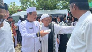 Pj-Sekda-Provinsi-Bengkulu-bagikan-nasi-bungkus.jpg