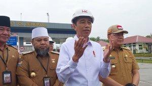 Presdien-Jokowi-diampingi-Gubernur-Bengkulu-Rohidin-Mersah-usai-meresmikan-ruas-Jalan-TOl.jpg