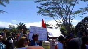 Ratusan-Warga-Demo-di-Depan-Kantor-Bupati-Seluma.jpg