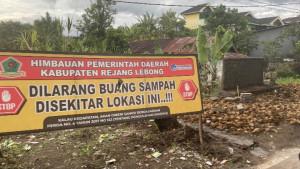 Sampah-di-tebing-stm.jpg