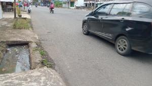 Siring-atau-parit-jalan-tersumbat-Kepahiang.jpg