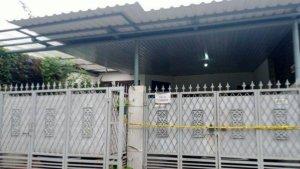 TKP-rumah-siswa-SMA-bunuh-ayah-dan-nenek-di-Perumahan-Taman-Bona.jpg