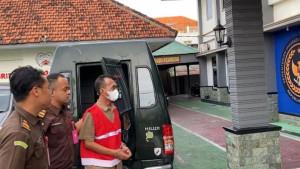 Tampang-Syamhudi-Santai-Tilap-Dana-BOS-SMK-PGRI-2-Ponorogo-Rp-25-Miliar-Pantas-Bisa-Beli-Bus.jpg
