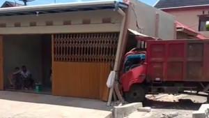 Truk-tabrak-rumah-5-oktober.jpg