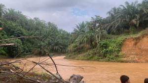 Warga-Desa-Simpang-Hanyut-di-sungai.jpg