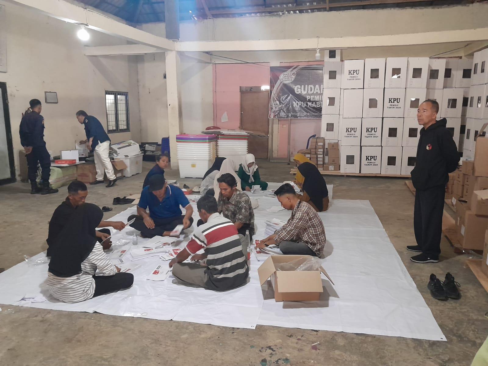 40-orang-dilibatkan-menyortir-dan-melipat-surat-suara-untuk-Pilpres-di-Kepahiang.jpg