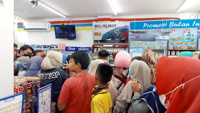Ricuh Antre Minyak Goreng di Ritel Modern, Warga: Katanya Habis Ternyata Stok Minyak Disimpan