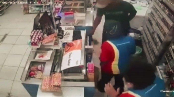 Perampok Bersenjata Api Beraksi Saat Siang Bolong di Minimarket Jatinegara Terekam CCTV