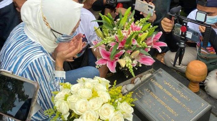 Angelina-Sondakh-Kunjungi-Makam-Adjie-Massaid.jpg