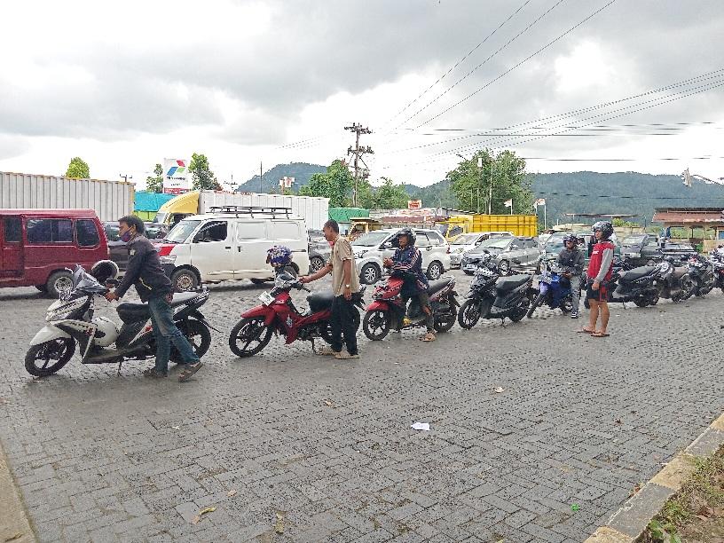 Antrean-kendaraan-di-SPBU-Kelobak-Kepahiang.jpg