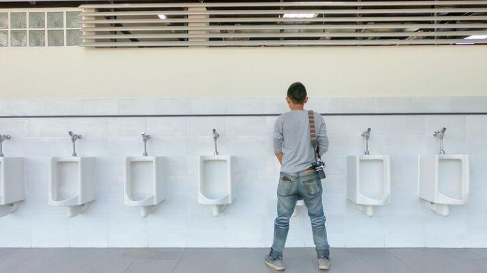 Arti-Mimpi-kencing-di-Tempat-Umum-Anda-Ingin-Memamerkan-Kekayaan-ke-Musuh-Bebuyutan.jpg
