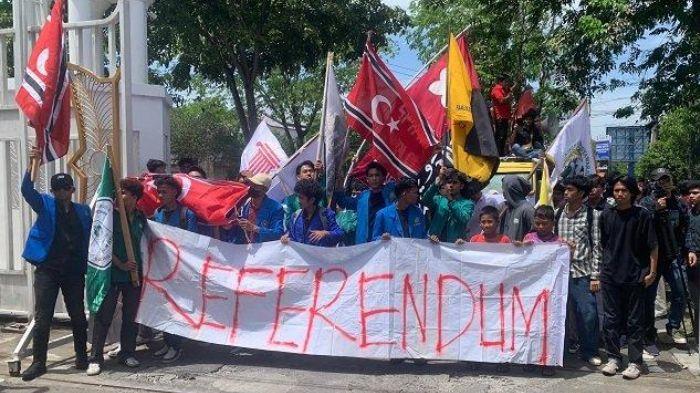 Arti Referendum, Ratusan Massa Geruduk Kantor Gubernur Aceh Bawa Spanduk Bertuliskan 'Referendum'