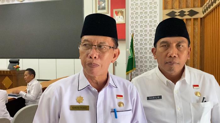 Asisten-III-Nandar-Munadi-saat-diwawancarai-soal-nasib-Eselon-II-Pemprov-Bengkulu.jpg