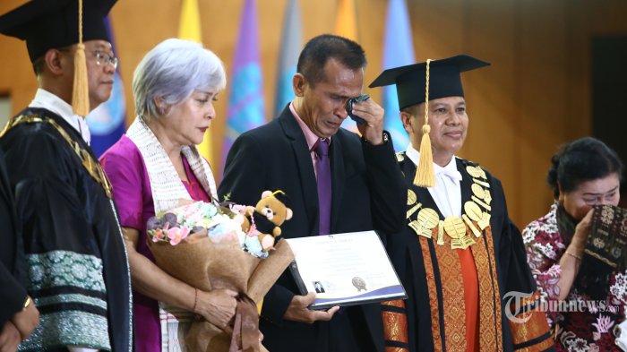 Wisuda Brigadir J, Tangis sang Ayah Pecah saat Terima Ijazah Yosua