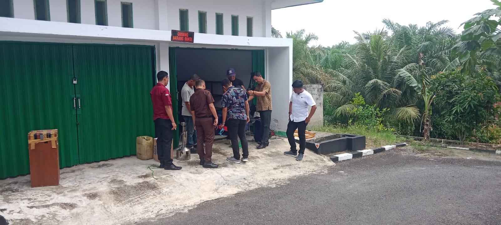 Kejari Seluma Terima Pelimpahan Tersangka Penimbunan BBM Subsidi, Barang Bukti Solar Nyaris 1 Ton