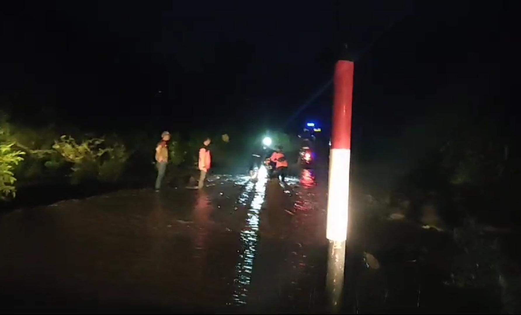 Jalan Taba Lagan-Pagar Gunung di Bengkulu Tengah Terendam Banjir 1 Meter, Mobil Sempat Terjebak
