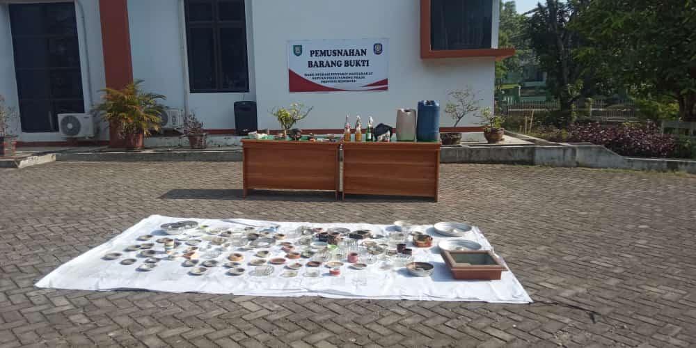 Pemusnahan Hasil Razia di Kantor Satpol PP: Dari Ratusan Asbak, Miras, Jerigen Tuak hingga Lem