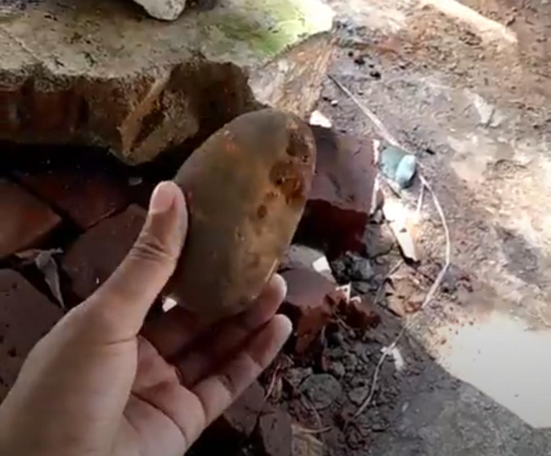 Batu-yang-ditemukan-pedagang-dalam-gerobak.jpg