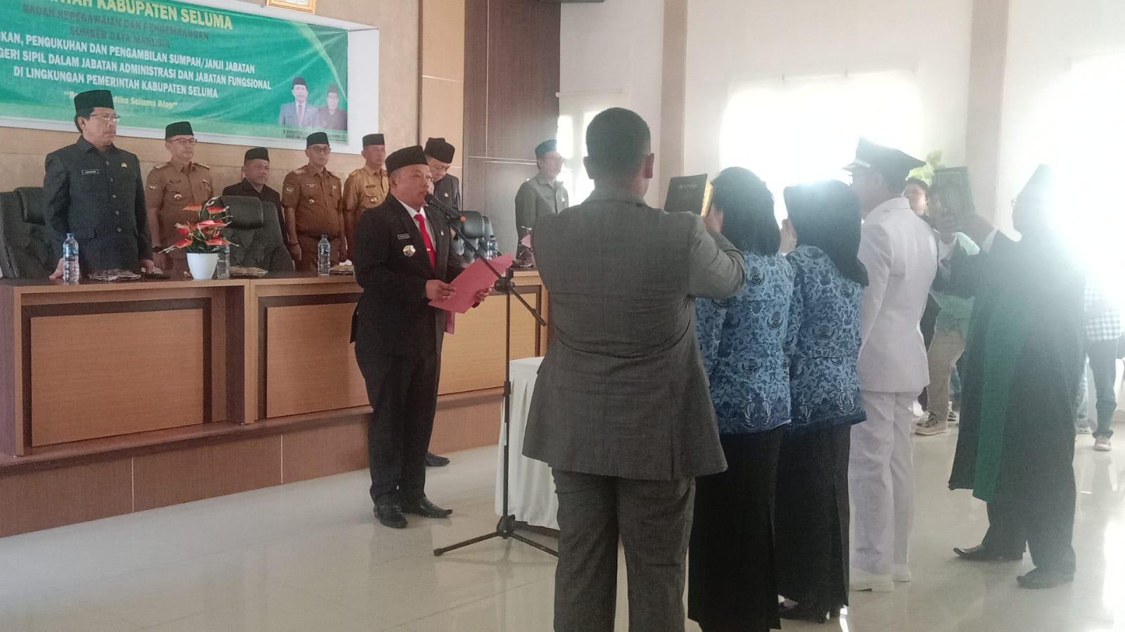 Bupati Seluma Erwin Octavian Lantik dan Sumpah 86 Pejabat Eselon III dan IV