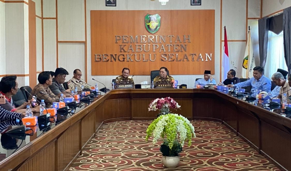 Bupati-Bengkulu-Selatan-Rifai-Tajuddin-hering-bersama-masyarakat-polemik-lahan.jpg