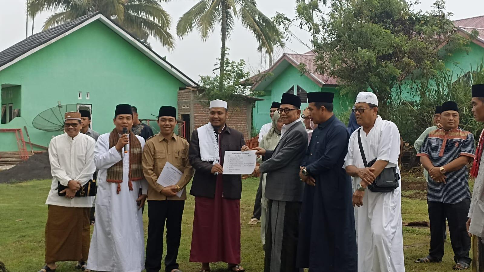 Bupati-Kepahiang-serahkan-satu-ekor-sapi-ke-masjid-agung-Baitul-hikmah-Kepahiang.jpg