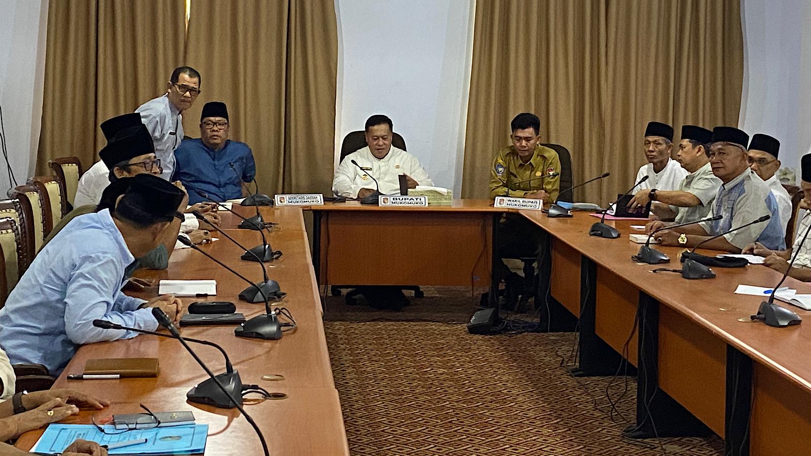 Bupati-Mukomuko-saat-memimpin-rapat-koordinasi-di-ruang-rapat-Bupati-Mukomuko.jpg