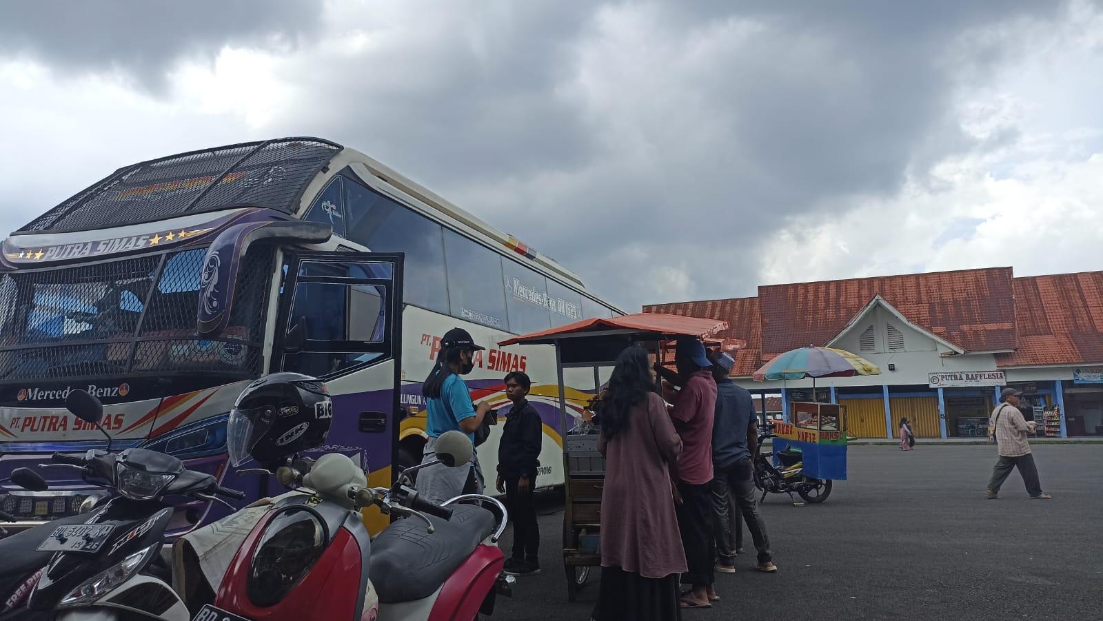 Bus-berhenti-di-Terminal-Type-A-Simpang-Nangka-untuk-berangkat.jpg