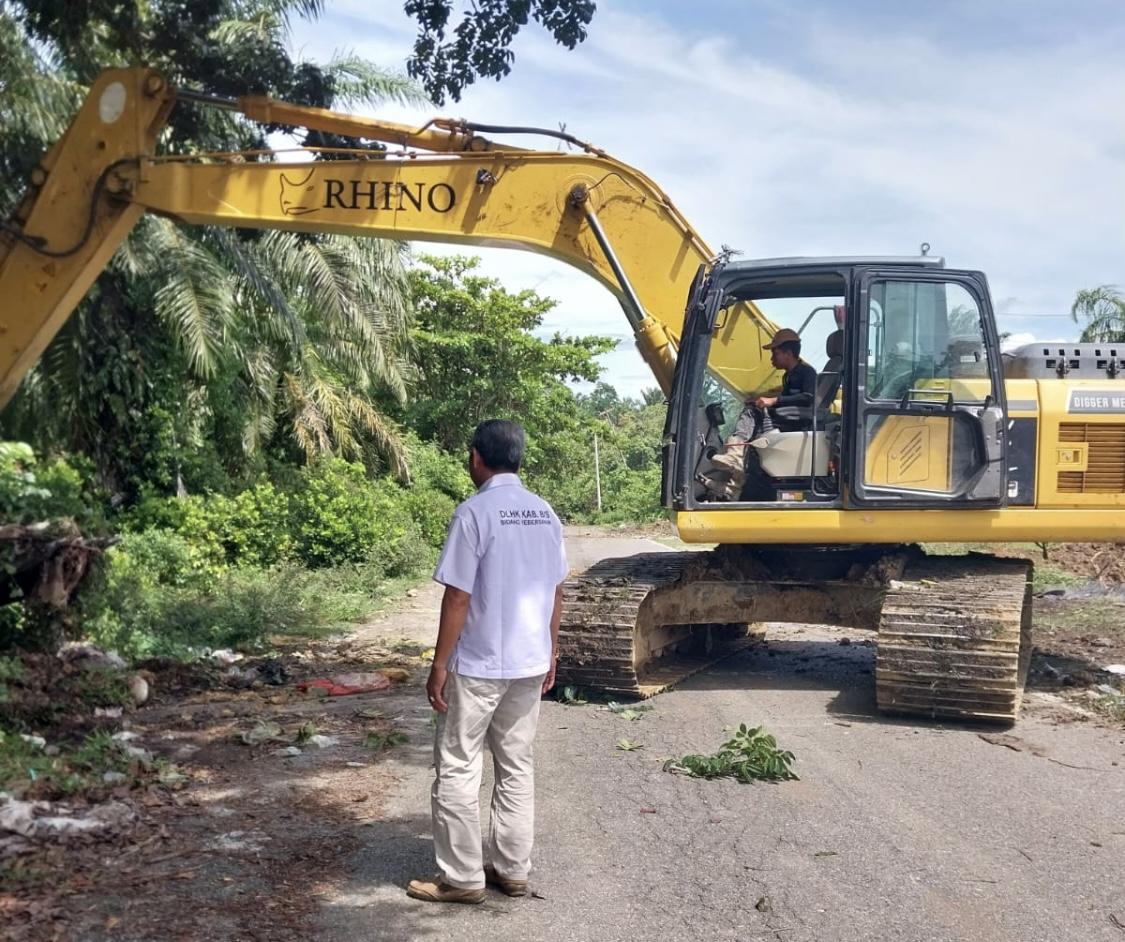 DLHK-Bengkulu-Selatan-saat-bersihkan-sampah-di-Jalan-Sekunyit.jpg