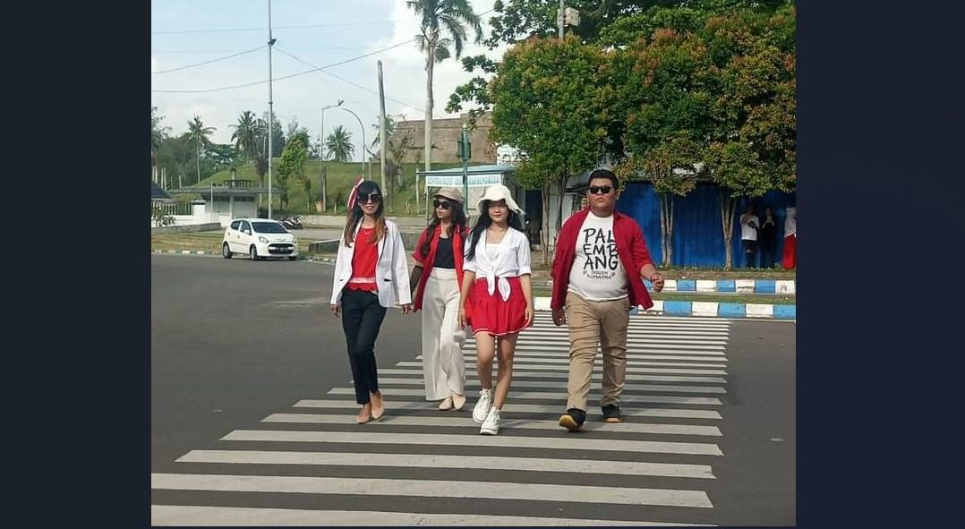 Demam Citayam di Bengkulu, Rafflesia Bengkulu Fashion Week (RBFW) Aksi di Zebra Cross Tugu Pers