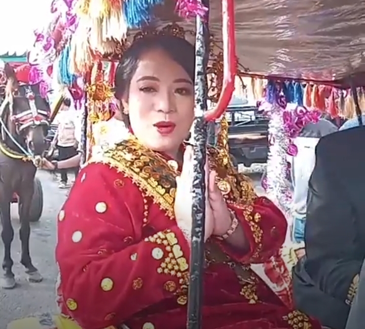 Detik-detik Destita Khairilisani Daftar DPD RI Bengkulu ke KPU, Kenakan Baju Adat hingga Naik Delman