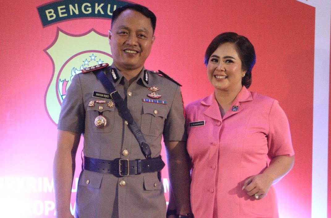 Dirreskrimsus-Polda-Bengkulu-Kombes-Pol-I-Wayan-Riko-Setiawan-didampingi-istri.jpg