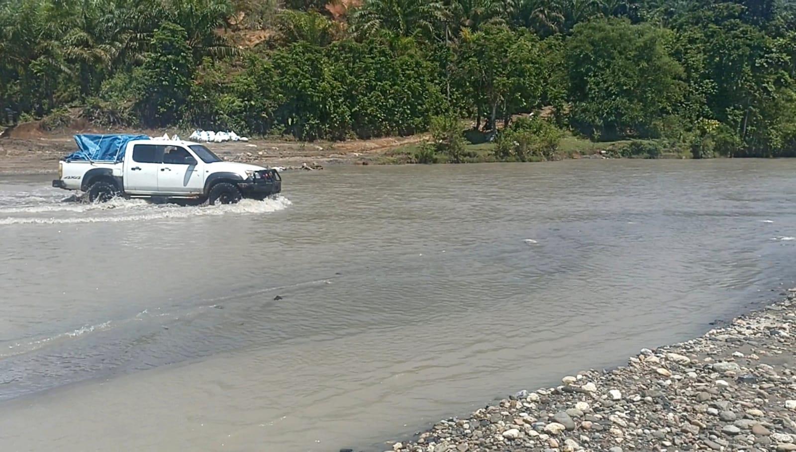 Distribusi Logistik Pemilu Menuju Desa Tanjung Raman Pakai Mobil Double Gardan, Jalan Rusak Berat