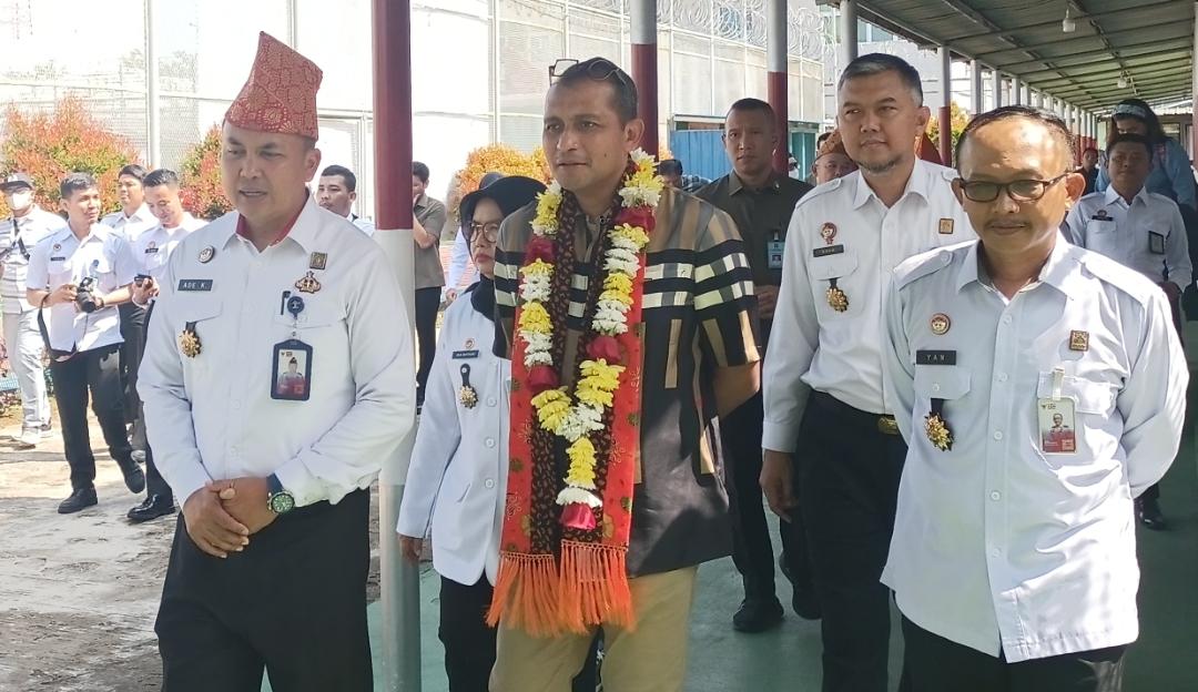 Wamenkumham Edward Omar Sharif Hiariej Kunjungi Lapas Bengkulu, Kacamatanya Bikin Gagal Fokus