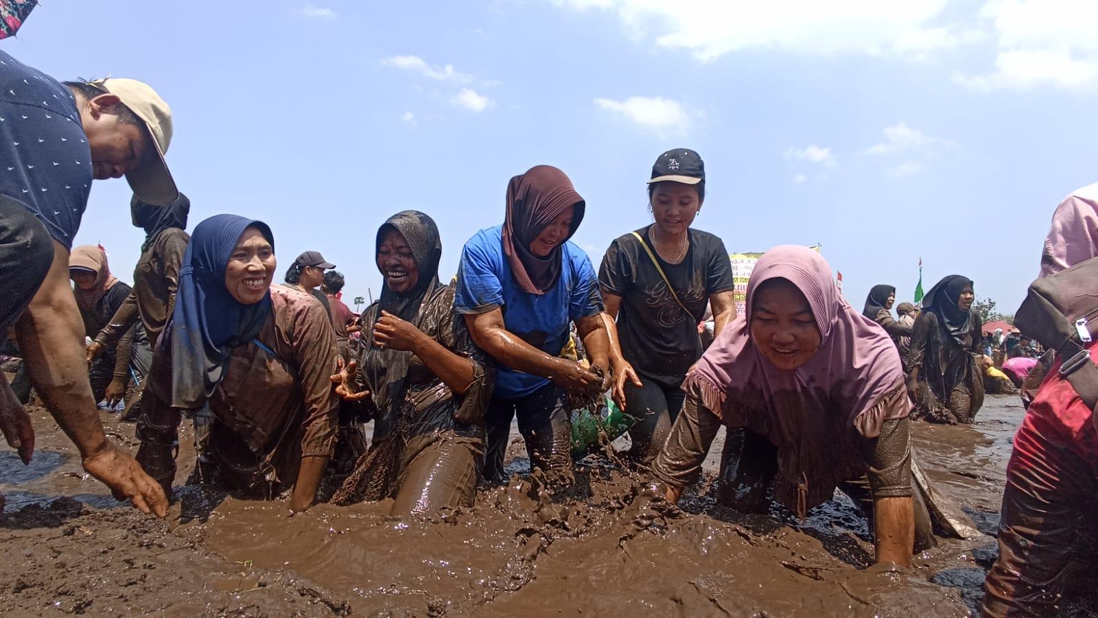 Ratusan Emak-emak di Kepahiang Berebut Ikan Lele Rayakan HUT Ke-1 DPD IKA Semaku Kepahiang