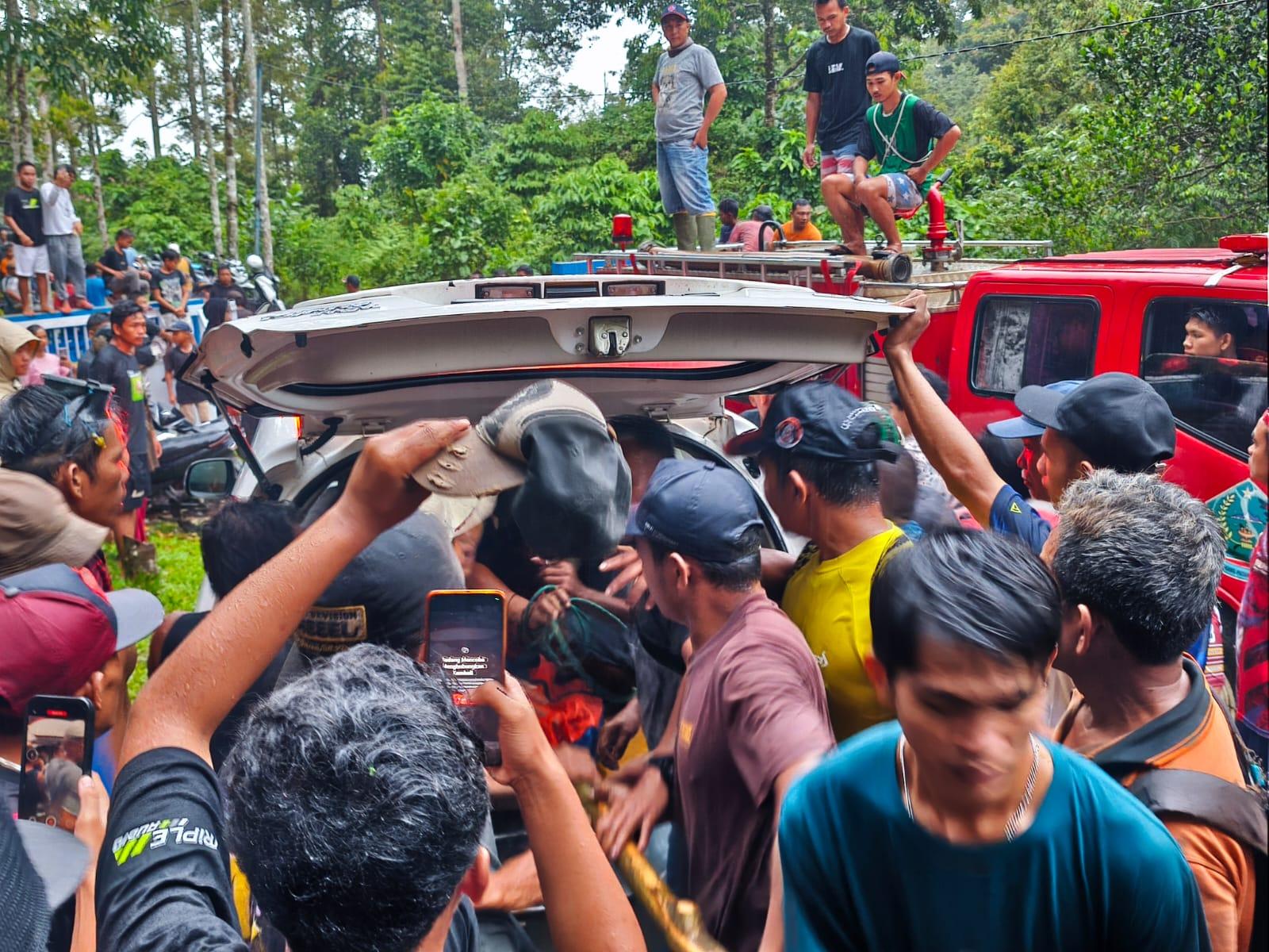 Evakuasi-jenazah-korban-lebong.jpg