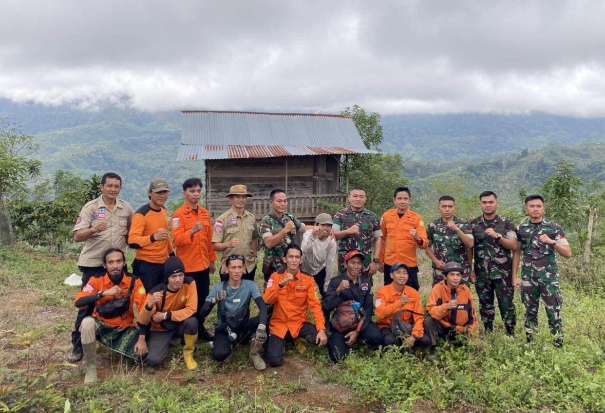 Foto-bersama-tim-bersama-delapan-pendaki-Gunung-Patah.jpg