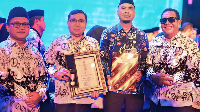 Gubernur Helmi Hasan Terima Penghargaan Prestisius PGRI, Dinilai Berjasa untuk Guru Bengkulu