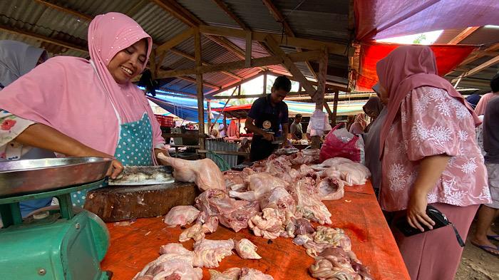 Harga-daging-ayam-turun-daging-sapi-stabil-di-Mukomuko-Bengkulu-jelang-idul-adha.jpg