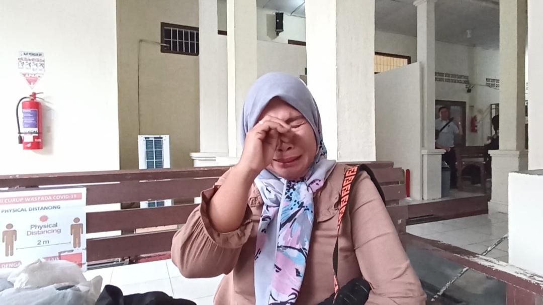 Ibu-Vini-Siti-Sundari-menangis-usai-menyaksikan-sidang-putusan-terhadap.jpg