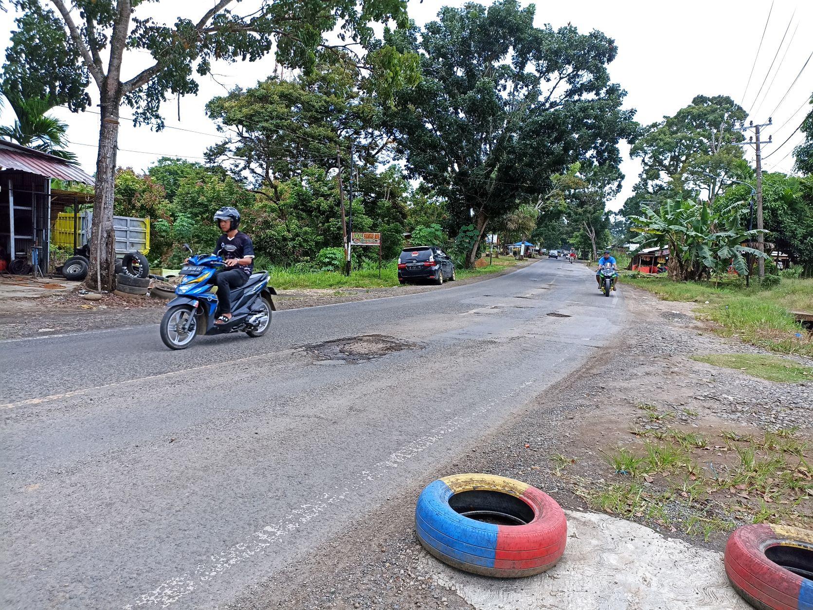 Jalan-Rusak-Kantor-Walikota.jpg