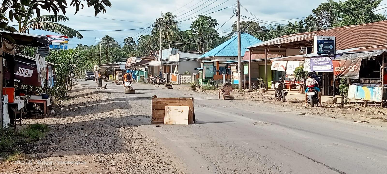 Jalan-di-palang-Seluma.jpg