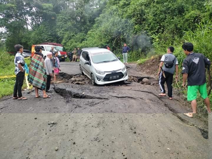Jalan-patah-dan-amblas-17-April.jpg
