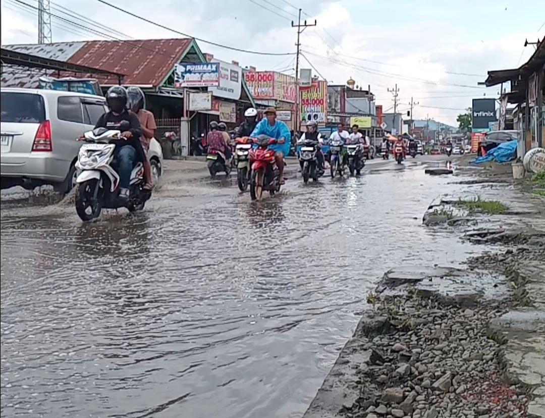 Jalan-tergenang-air-di-Pasar-Ujung-Kepahiang.jpg