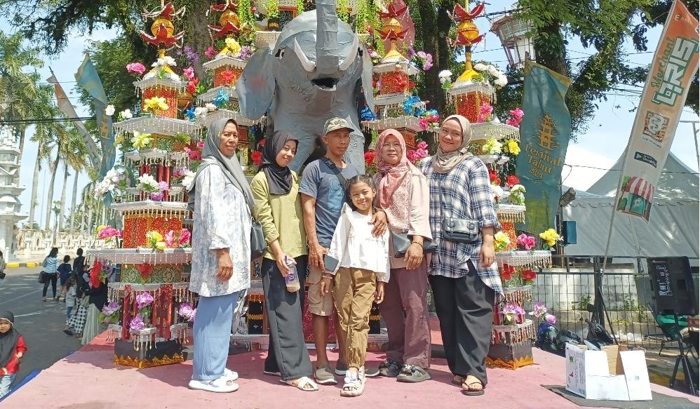 Jasa Foto Langsung Cetak Panen Saat Festival Tabut 2024, Bisa Raup Rp 1 Jutaan Perhari