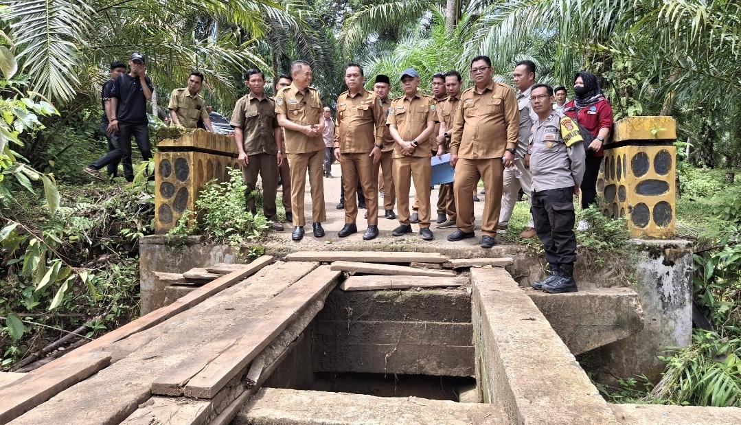 Jembatan-Genting-Dabuk-Bengkulu-Tengah-Nyaris-Ambruk-Bupati-Rachmat-Riyanto-Perbaiki.jpg