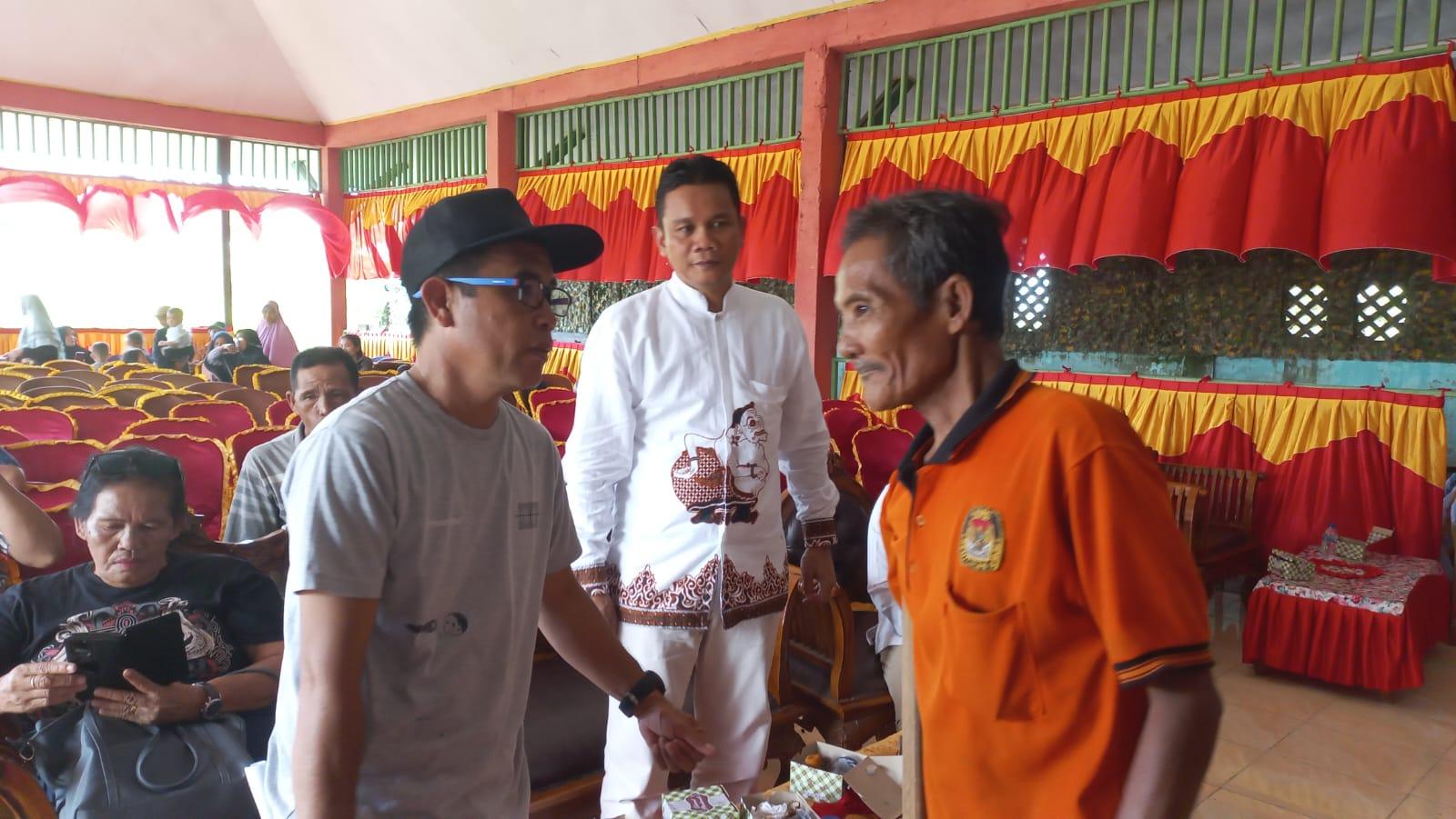 Sambut Idul Adha, Jonaidi SP dan Anggota DPRD Seluma Bagi- bagi Paket Sembako